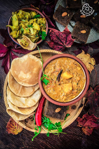 Image of Aloo Poori Recipe - Puri Sabji - Aloo Ki Rasewali Sabzi