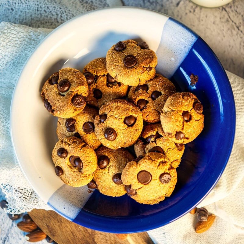 Almond Flour Chocolate Chip Cookies