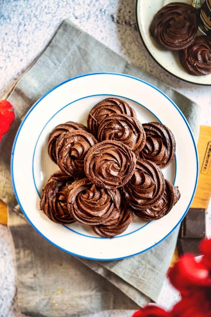 Top view of chocolate swirl cookies on a plate, easy homemade chocolate cookies recipe, delicious and soft chocolate cookies, perfect for dessert or snack