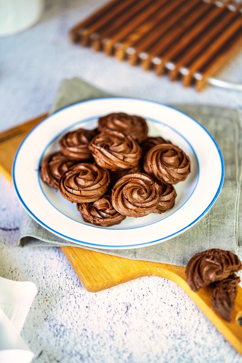 Homemade chocolate swirl cookies with rich cocoa flavor served on white plate with blue rim, perfect easy chocolate dessert recipe for chocolate lovers