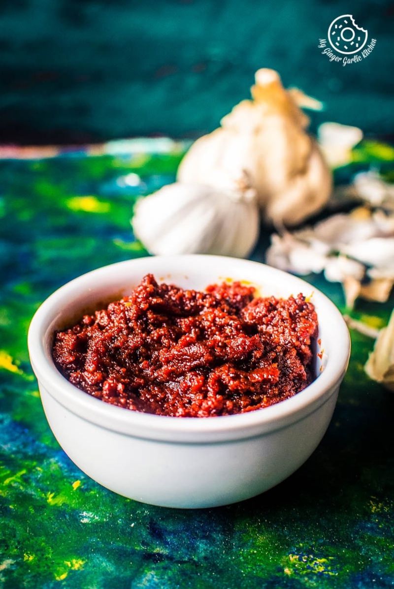there is a bowl of rajasthani lehsun ki chutney that is sitting on a table