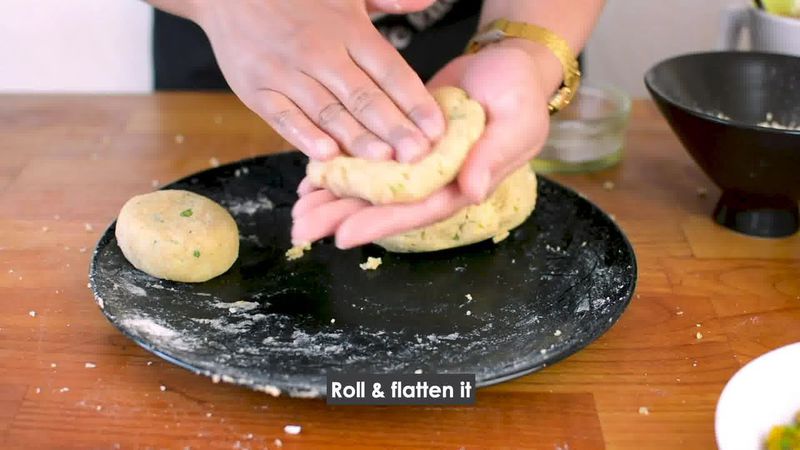 Image of the recipe cooking step-4-1 for Aloo Tikki Chaat