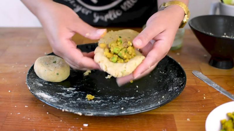 Image of the recipe cooking step-4-2 for Aloo Tikki Chaat