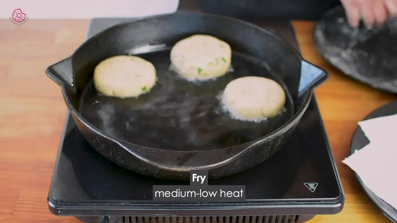 Image of the recipe cooking step-5-2 for Crispy Aloo Tikki - Spicy Potato Patty