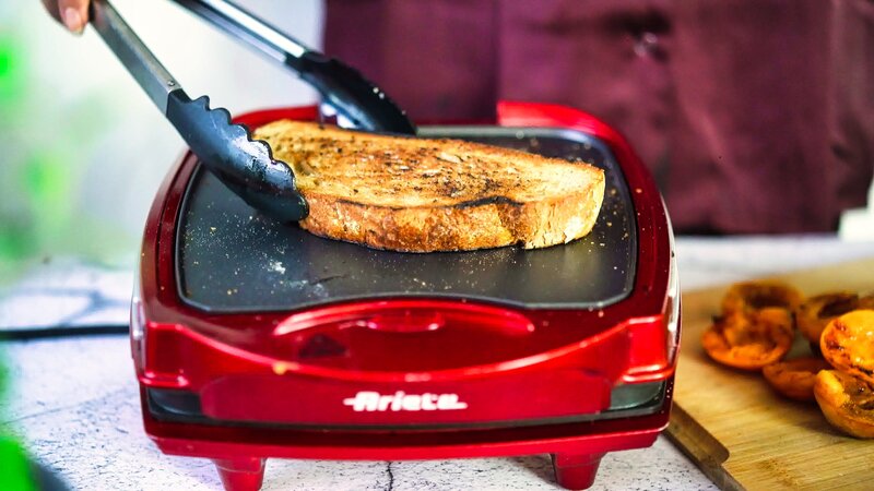 Image of the recipe cooking step-4-2 for Grilled Apricot Toast with Whipped Cottage Cheese