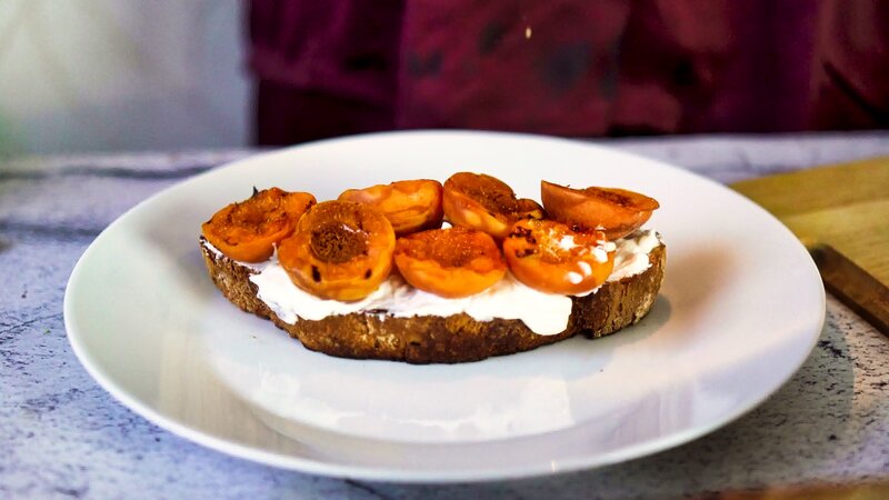 Image of the recipe cooking step-5-2 for Grilled Apricot Toast with Whipped Cottage Cheese