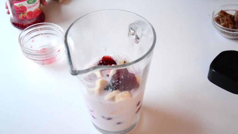 Image of the recipe cooking step-1-1 for Banana Berry Choco Coffee Smoothie