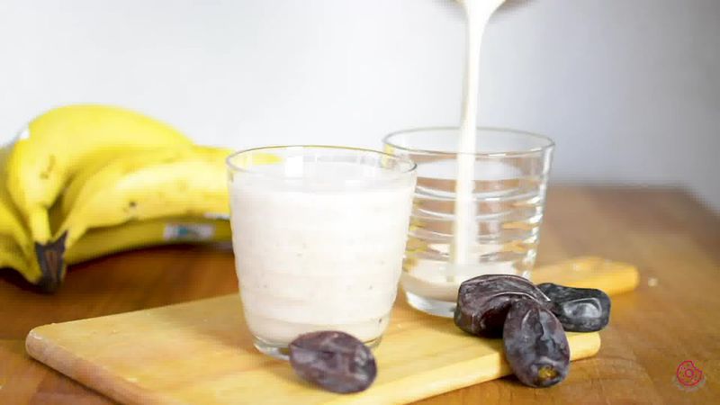 Image of the recipe cooking step-1-3 for Banana Date Smoothie