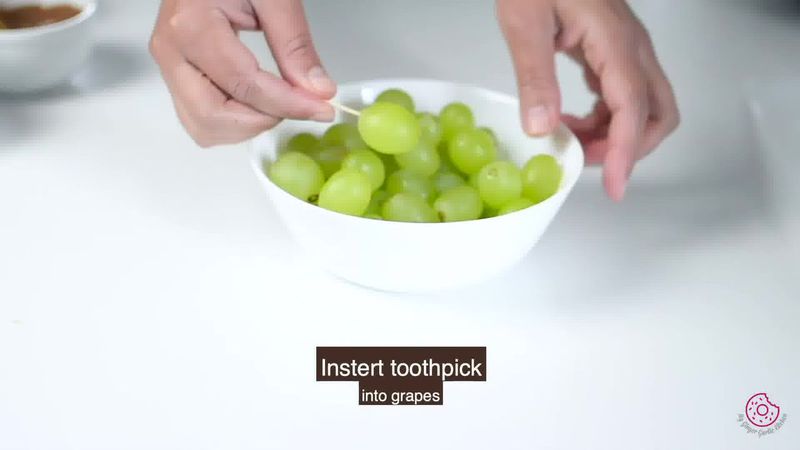 Image of the recipe cooking step-1-1 for Easy Chocolate Covered Grapes
