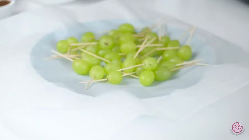 Image of the recipe cooking step-1-2 for Easy Chocolate Covered Grapes