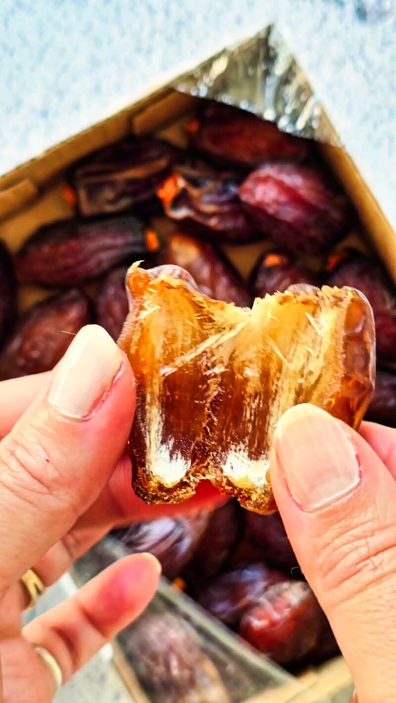 Image of the recipe cooking step-1-1 for No Bake Chocolate Pistachio Date Bars