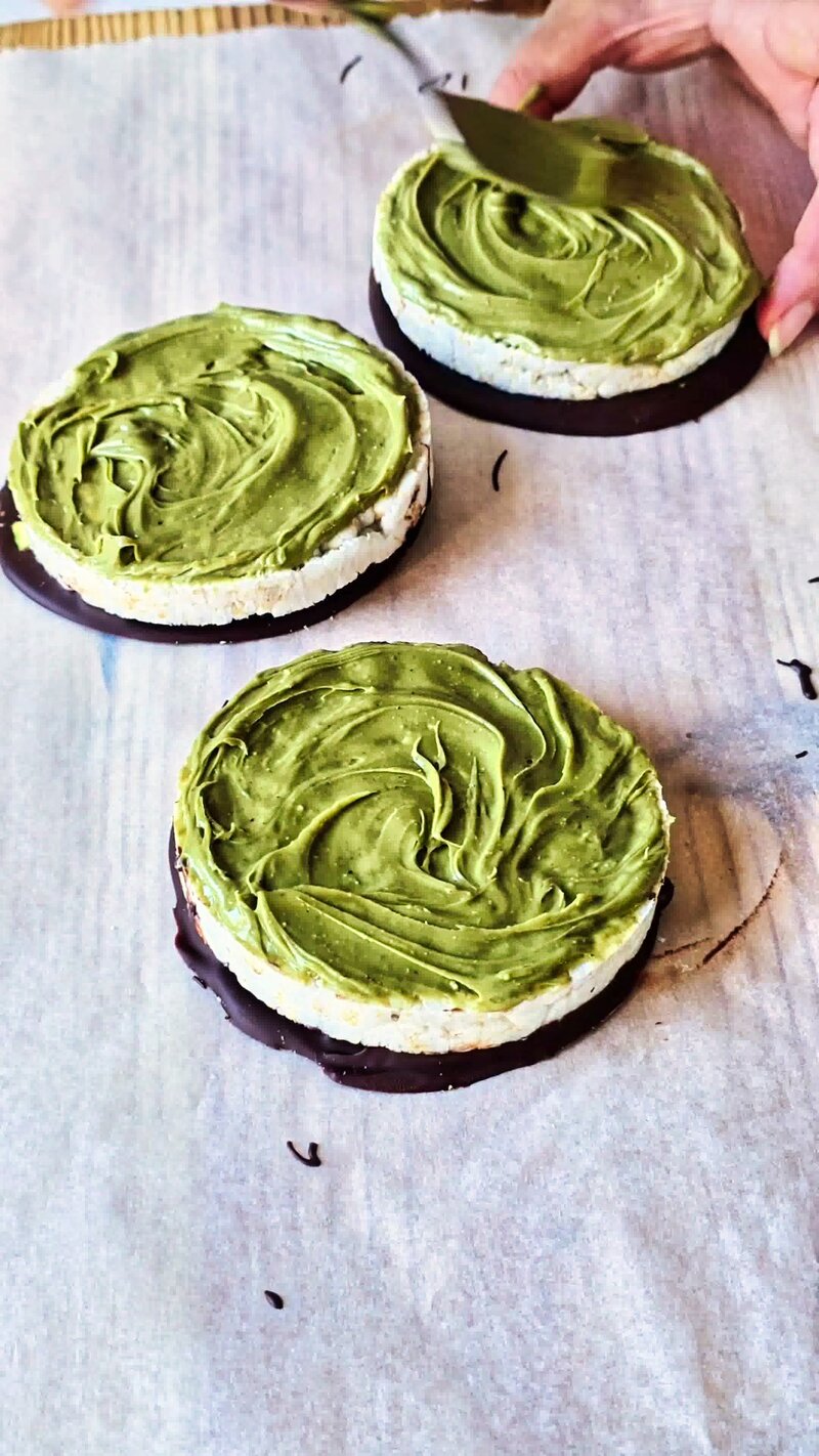 Image of the recipe cooking step-5-2 for Chocolate Pistachio Kiwi Rice Cakes
