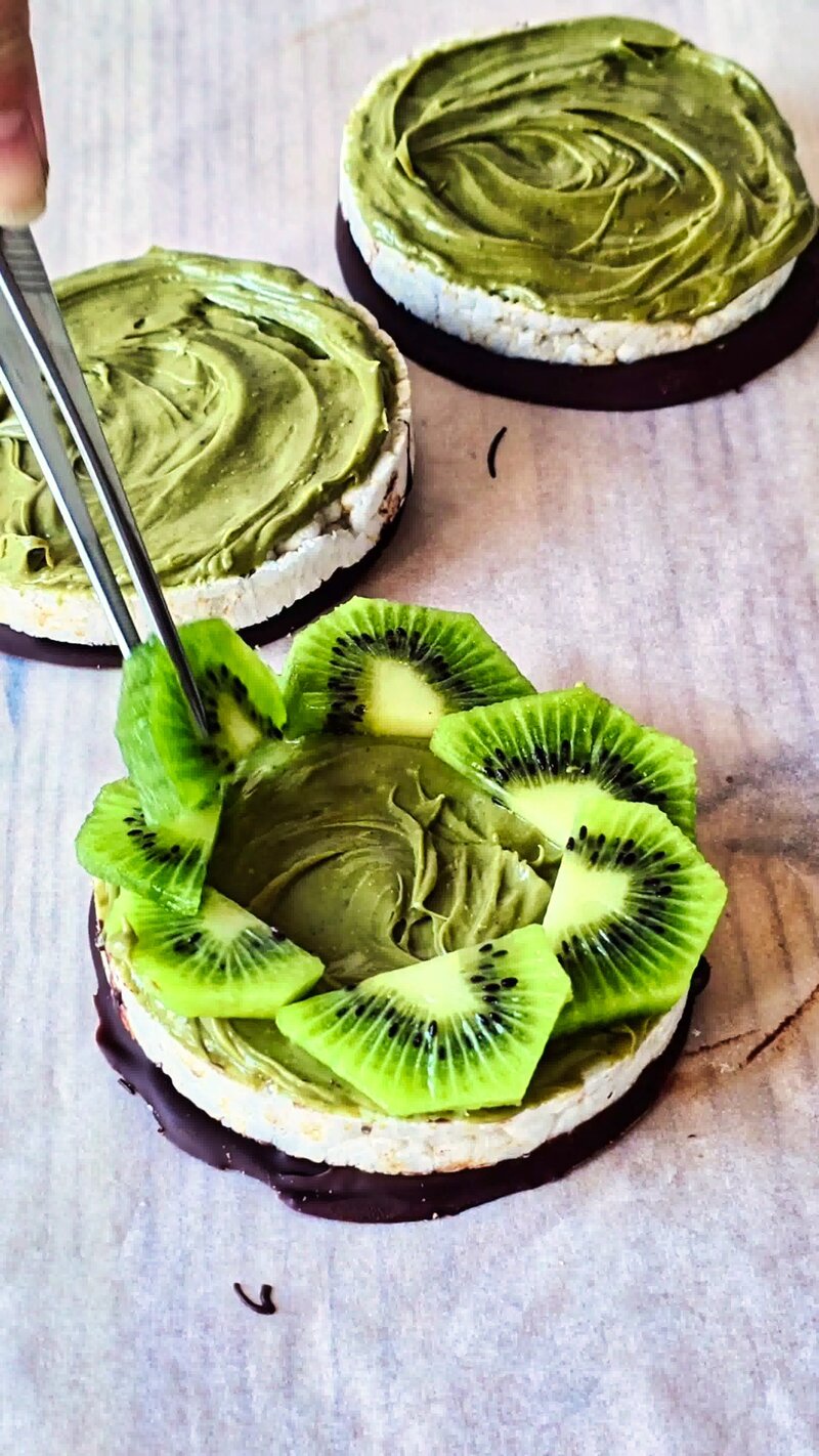 Image of the recipe cooking step-5-3 for Chocolate Pistachio Kiwi Rice Cakes