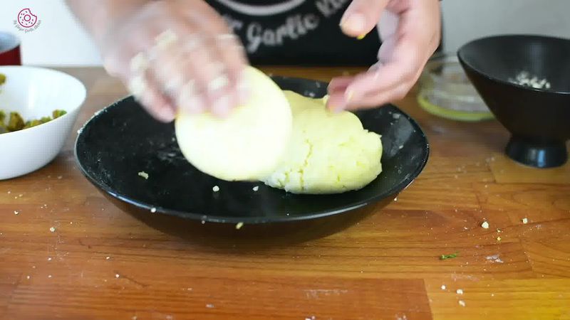 Image of the recipe cooking step-4-4 for Chole Aloo Tikki Chaat