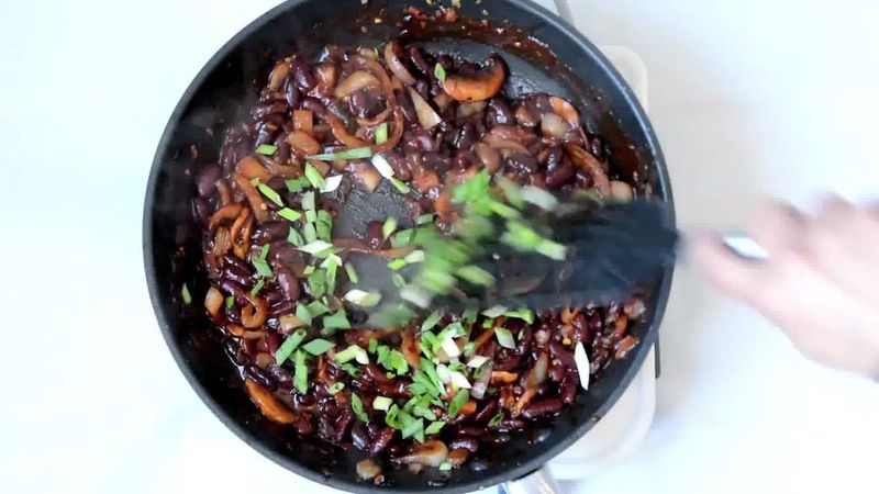 Image of the recipe cooking step-2-10 for Couscous with Sauteed Mushrooms Kidney Beans - Video