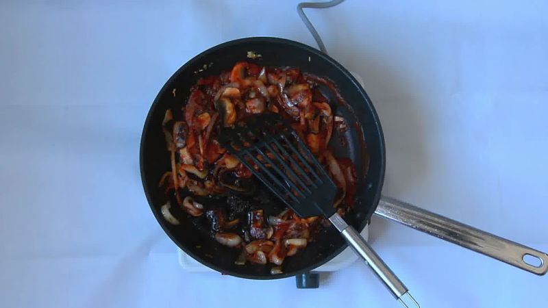 Image of the recipe cooking step-2-7 for Couscous with Sauteed Mushrooms Kidney Beans - Video