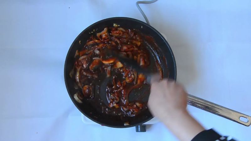 Image of the recipe cooking step-2-8 for Couscous with Sauteed Mushrooms Kidney Beans - Video