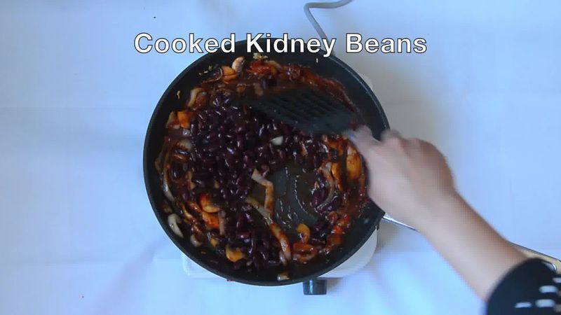 Image of the recipe cooking step-2-9 for Couscous with Sauteed Mushrooms Kidney Beans - Video