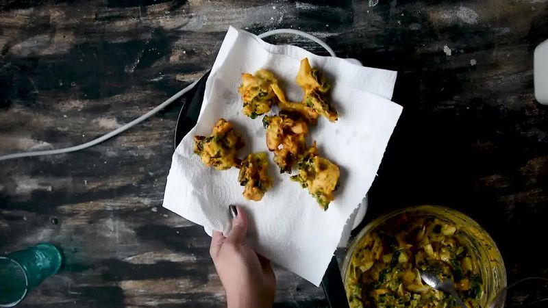 Image of the recipe cooking step-2-5 for Crispy Aloo Palak Pakora Recipe - Spinach Potato Fritters
