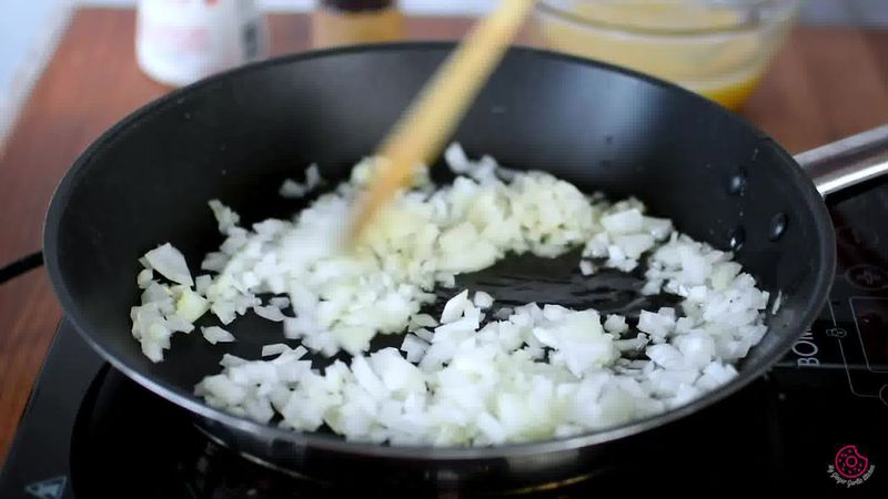Image of the recipe cooking step-1-4 for Egg Bhurji