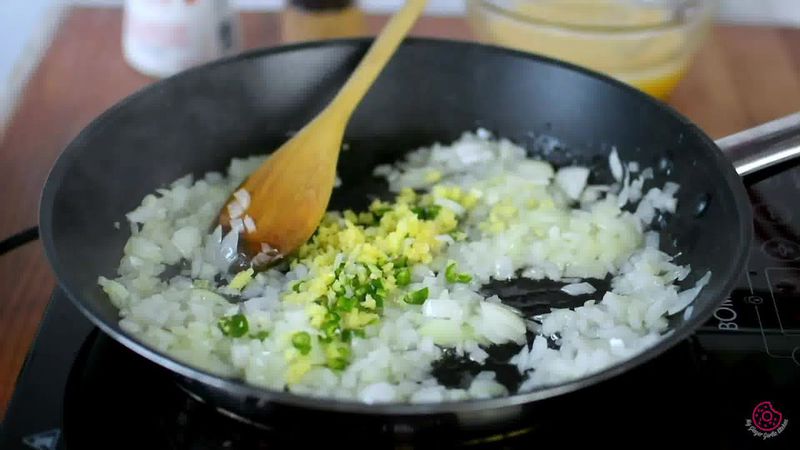 Image of the recipe cooking step-1-5 for Egg Bhurji