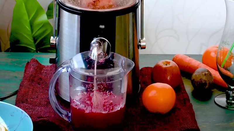 Image of the recipe cooking step-1-1 for How To Make Detox Heart Beet Juice | Video Recipe
