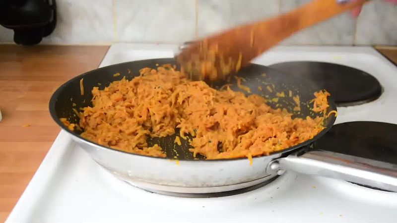 Image of the recipe cooking step-1-6 for Carrot Halwa - How to Make Gajar Halwa