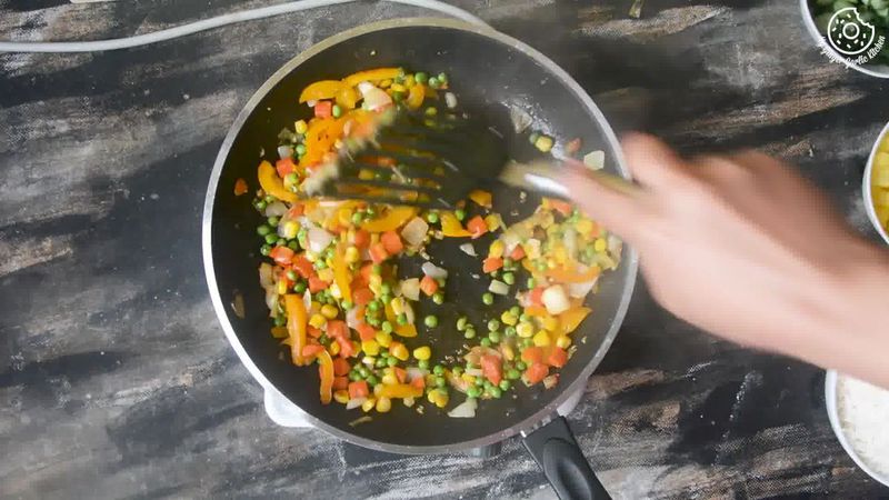 Image of the recipe cooking step-1-5 for Thai Pineapple Fried Rice (Vegan)