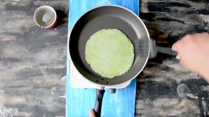 Image of the recipe cooking step-4-3 for How To Make Healthy Oats Paratha - Oats Green Paratha