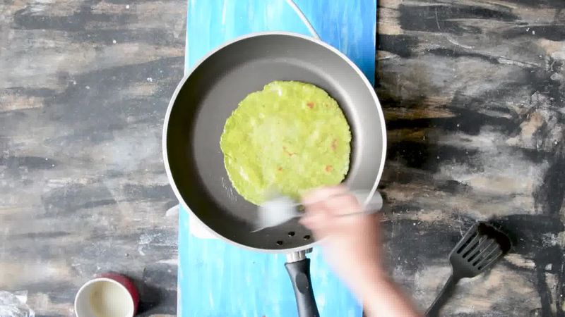 Image of the recipe cooking step-4-4 for How To Make Healthy Oats Paratha - Oats Green Paratha