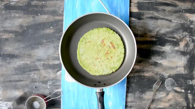 Image of the recipe cooking step-5-9 for How To Make Healthy Oats Paratha - Oats Green Paratha