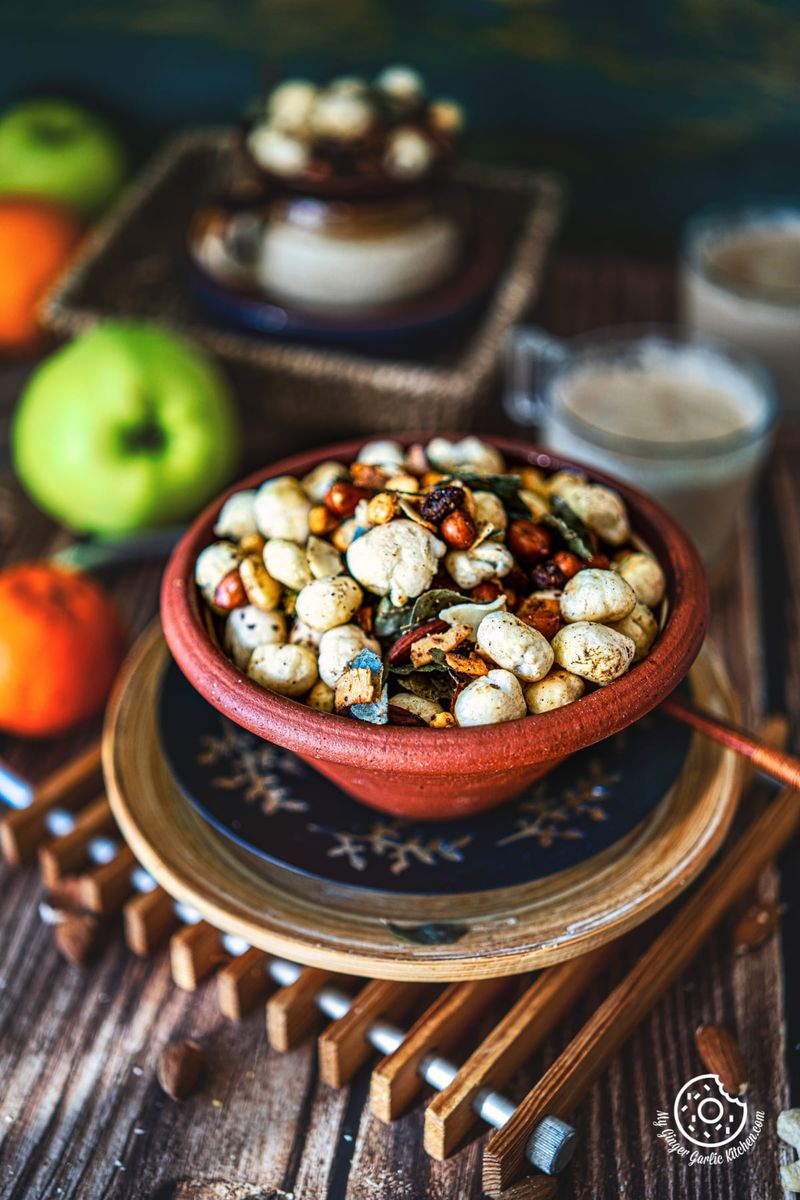 makhana chivda in a brown earthen bowl