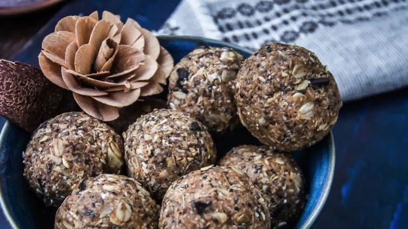 Image of the recipe cooking step-1-4 for No-Bake Oats and Chia Energy Balls (Video)