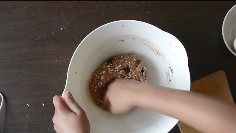 Image of the recipe cooking step-1-5 for Oatmeal Peanut Butter Chocolate Cookies (Video Recipe)