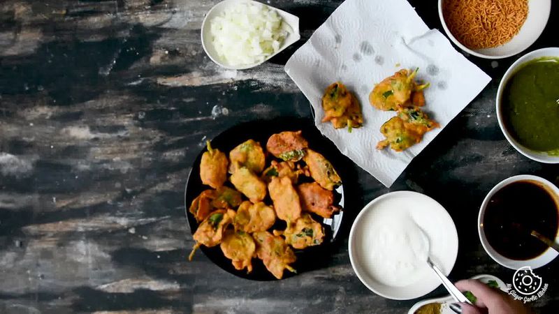 Image of the recipe cooking step-2-1 for Palak Patta Chaat Recipe - Spinach Leaf Fritters