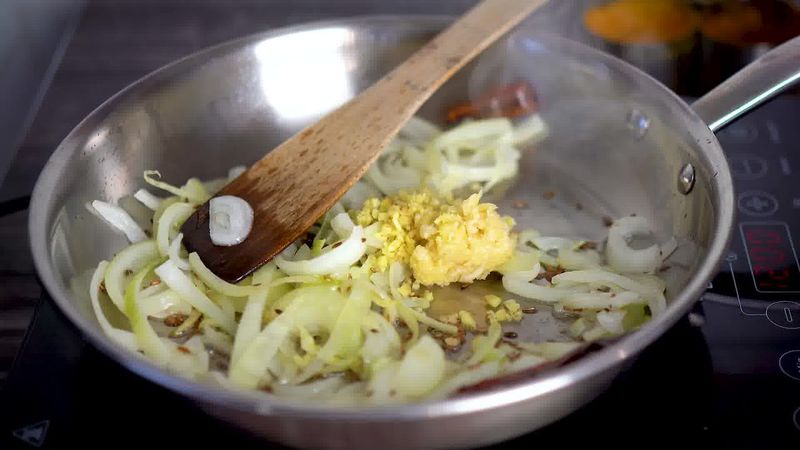 Image of the recipe cooking step-1-4 for Paneer Jalfrezi