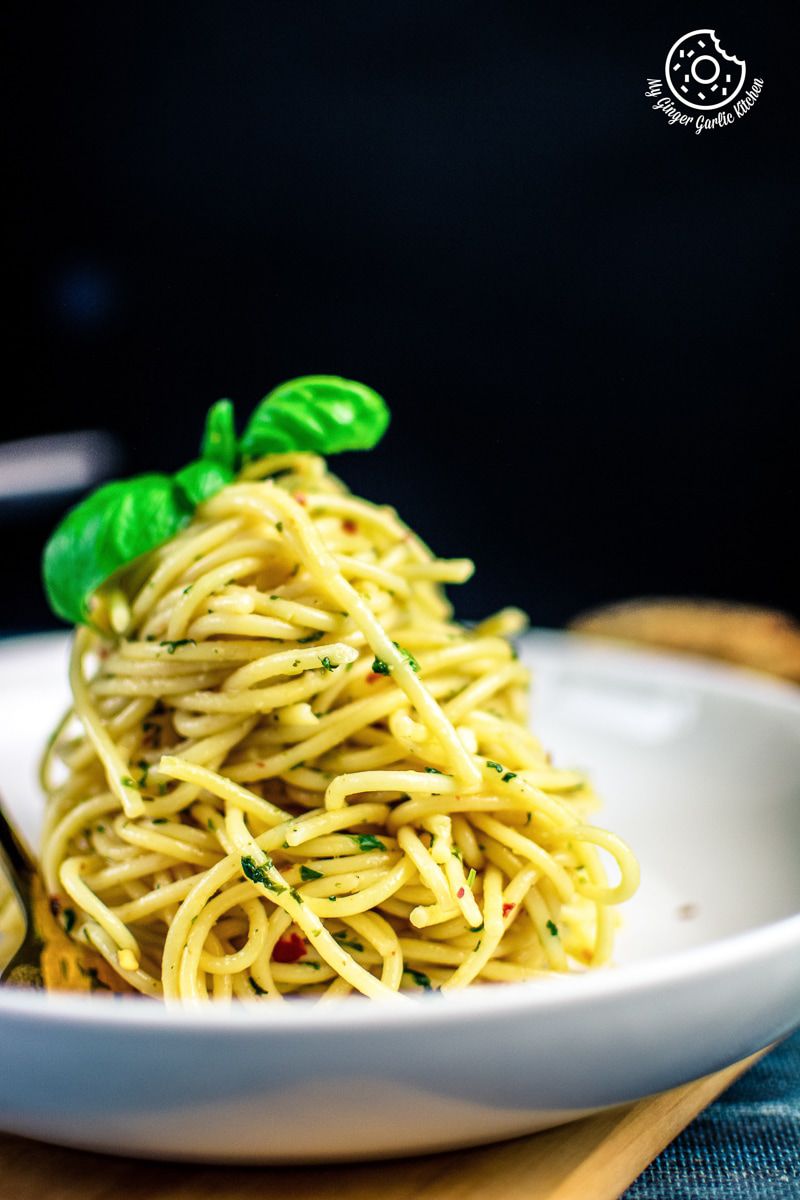 closeup shot of pasta aglio e olio serve in a white plate