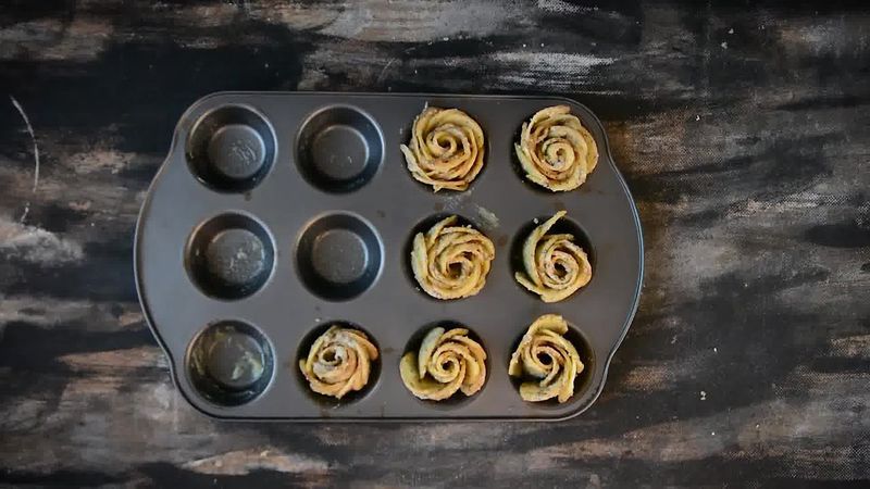 Image of the recipe cooking step-1-9 for Potato Roses - Potato Gratins (Video)
