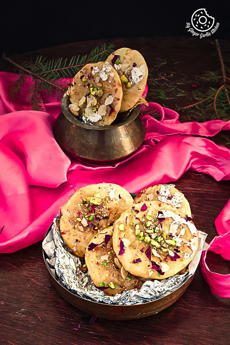 there are some Jaipuri Mawa Kachoris on a plate with a pink cloth