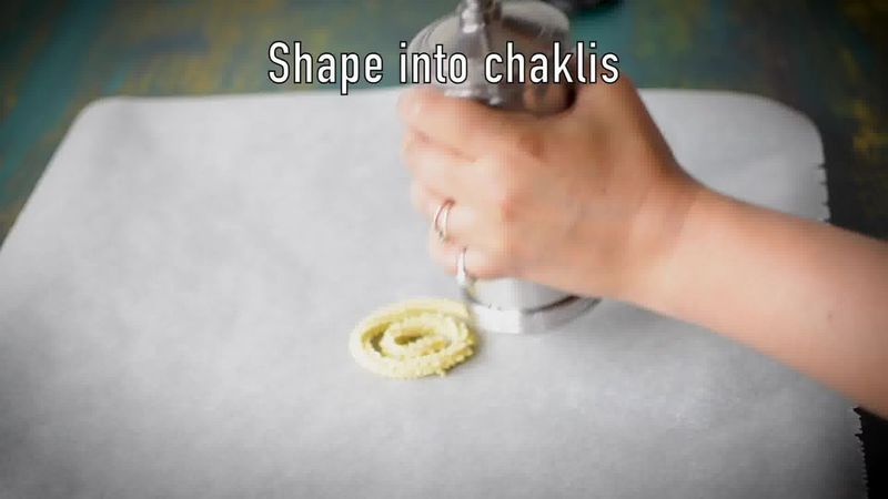 Image of the recipe cooking step-2-3 for Chakli Recipe – Instant Rice Chakli (Fried + Baked)
