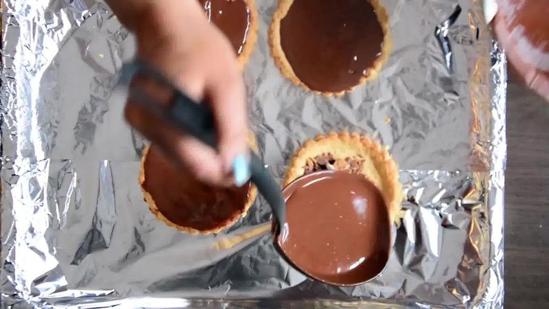Image of the recipe cooking step-1-13 for Snickers Mini Chocolate Tarts