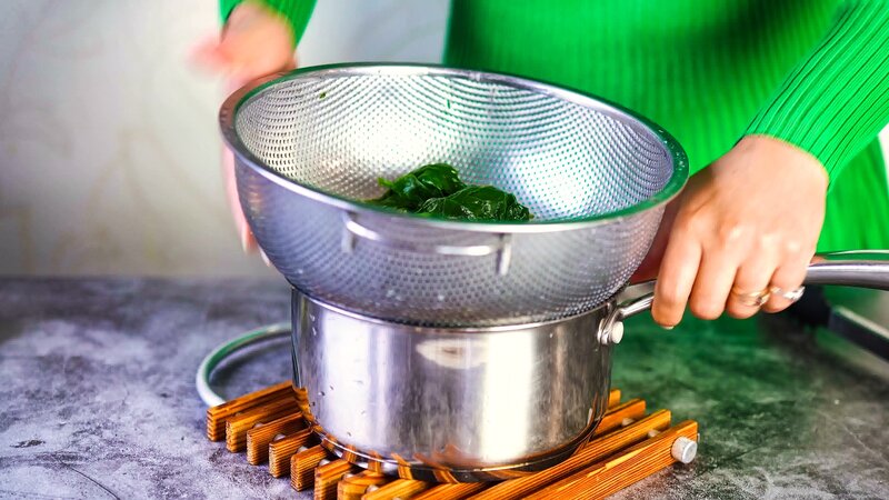 Image of the recipe cooking step-1-3 for Soft Spinach Roti Recipe (Palak Atta Roti)