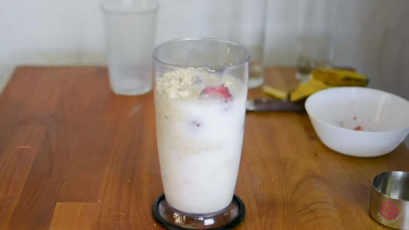 Image of the recipe cooking step-1-2 for Strawberry Banana Oat Smoothie