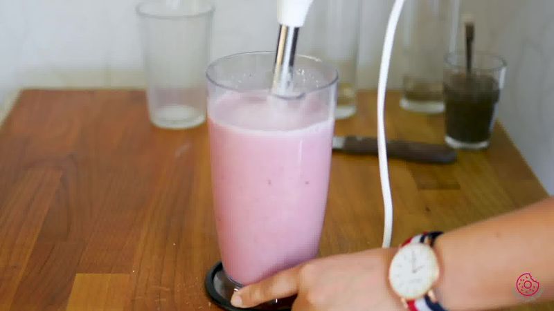 Image of the recipe cooking step-1-3 for Strawberry Banana Oat Smoothie