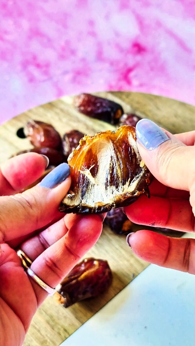 Image of the recipe cooking step-1-1 for Strawberry Chocolate Date Bark