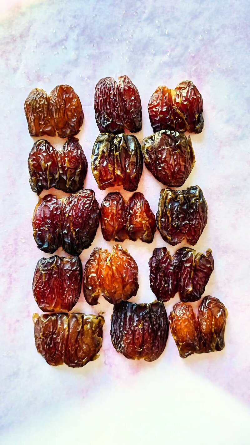 Image of the recipe cooking step-1-2 for Strawberry Chocolate Date Bark