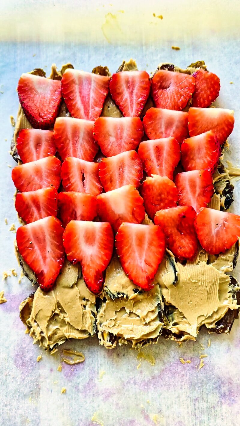 Image of the recipe cooking step-1-6 for Strawberry Chocolate Date Bark