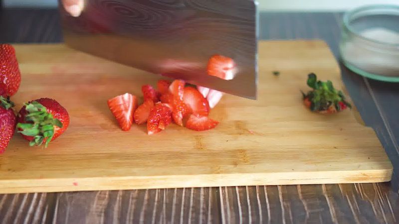 Image of the recipe cooking step-1-1 for Korean Strawberry Milk