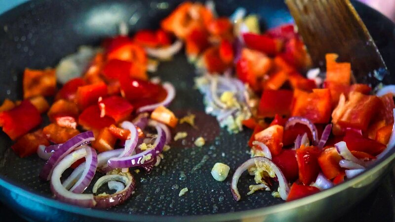 Image of the recipe cooking step-4-1 for Thai Red Curry Ramen