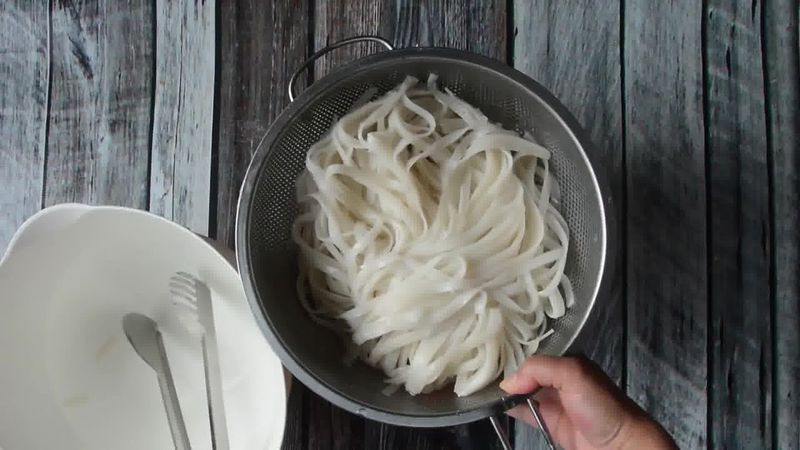 Image of the recipe cooking step-1-2 for Vegan Thai Green Curry Vegetable Noodles (Video Recipe)
